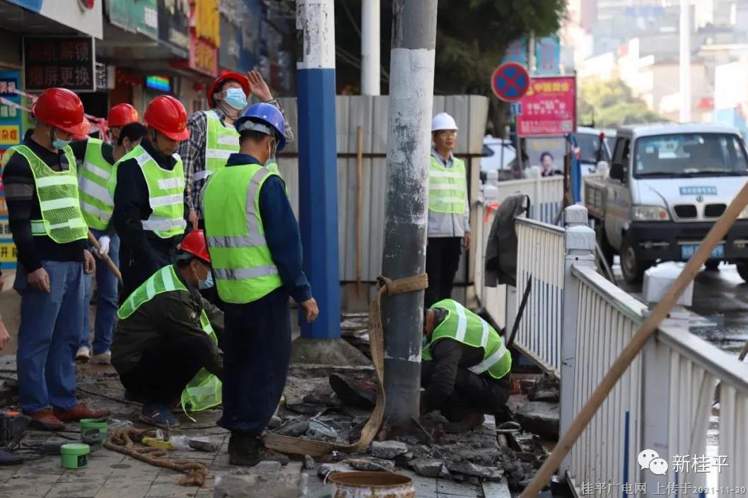 桂平：城区自来水管道破裂水漫路面 维修人员全力抢修保供水