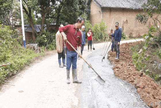 桂平市南木镇龙门村举行小龙门屯道路硬化项目开工仪式