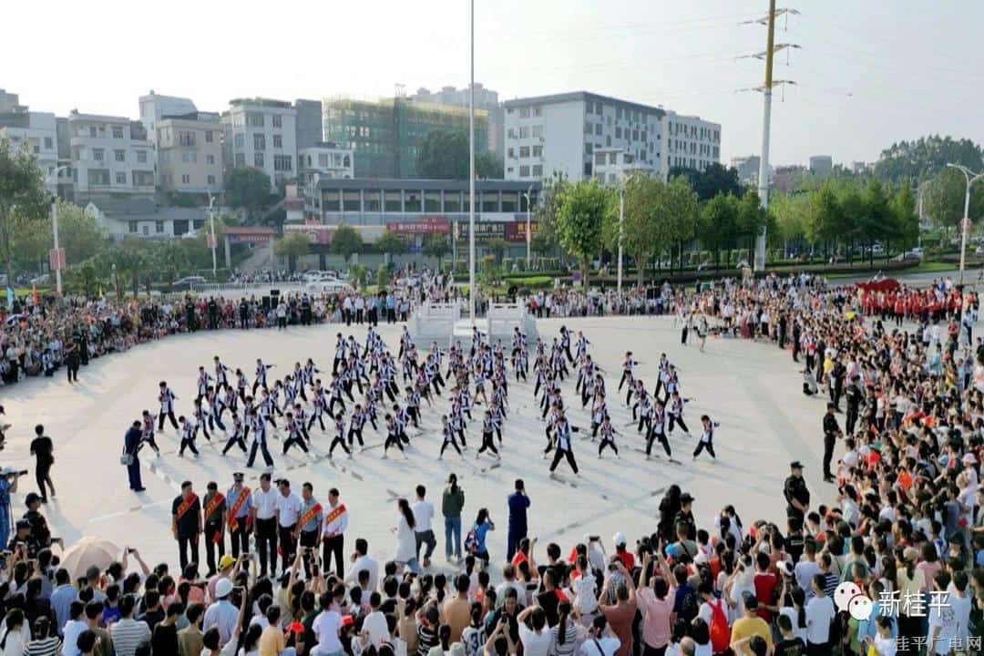 桂平市举行2023年“盛世华诞·欢度国庆”快闪活动