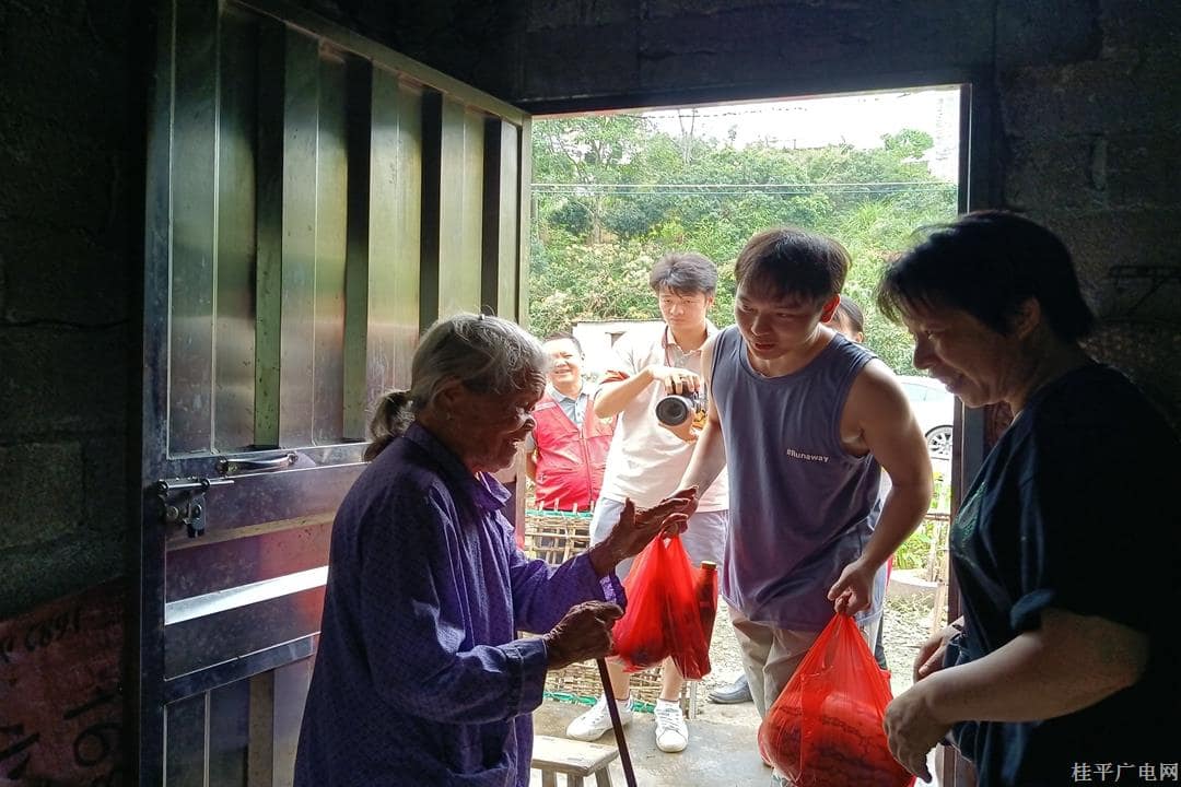 【新时代文明实践】油麻镇：炎炎夏日送清凉 情系孤老暖人心