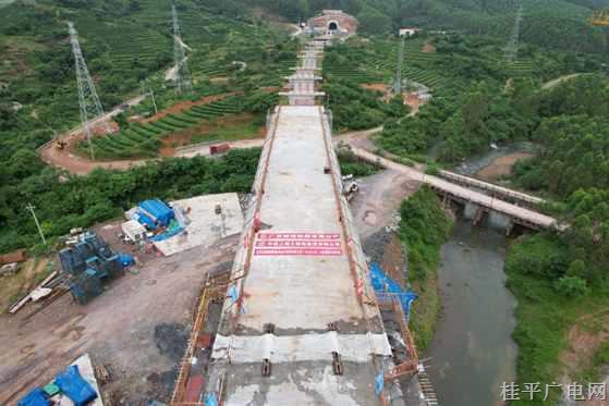 中铁上海局柳梧铁路4标项目首座连续梁顺利合拢