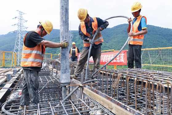 柳梧铁路4标项目金田紫荆河特大桥下部结构施工完成